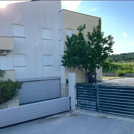 Rab Ground Floor 32 M2 דירה Kampor