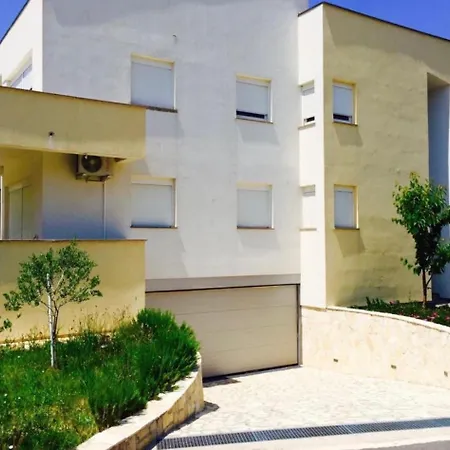 דירה Rab Ground Floor 32 M2